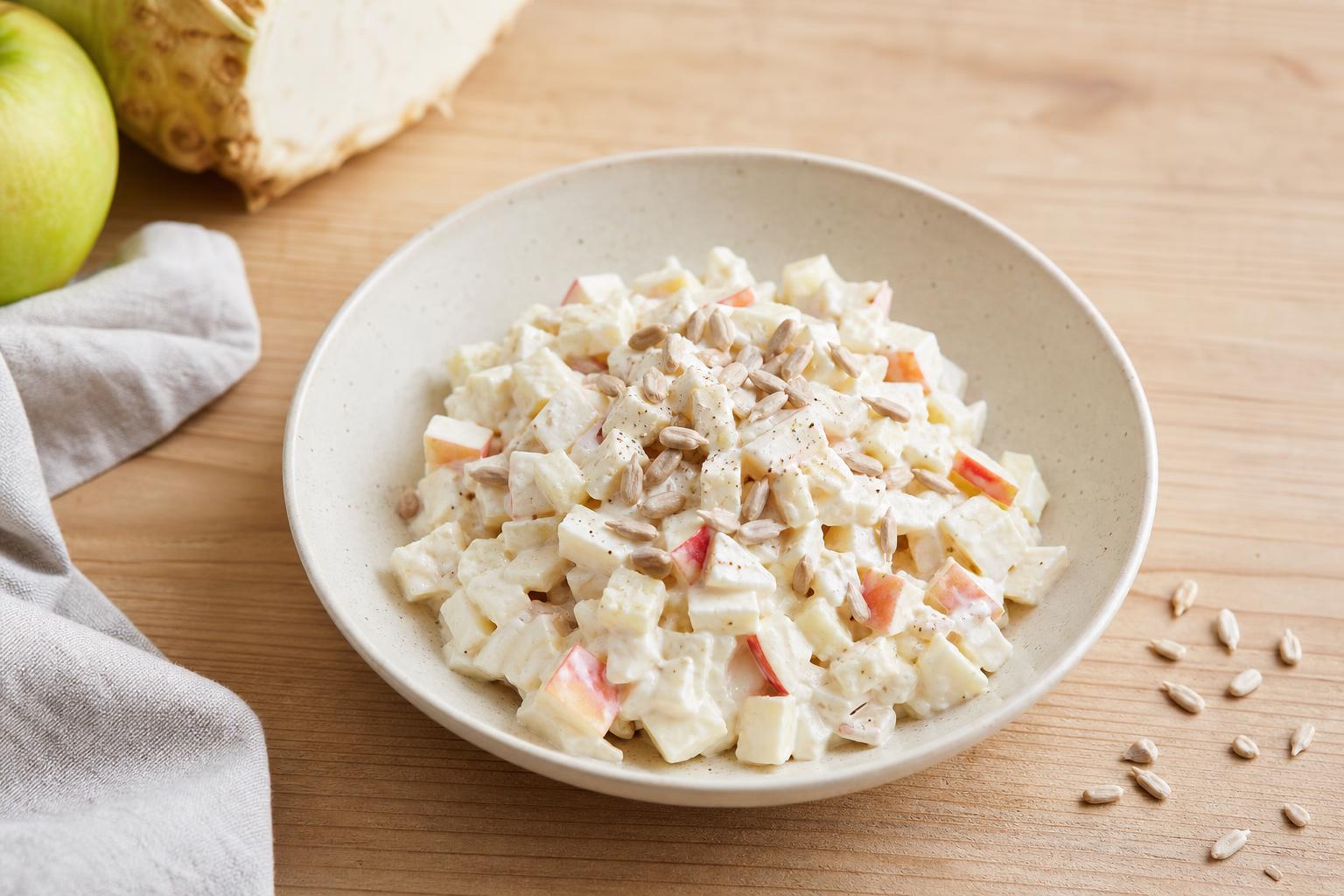 Sellerie-Apfel-Rohkost mit Joghurt und Sonnenblumenkernen